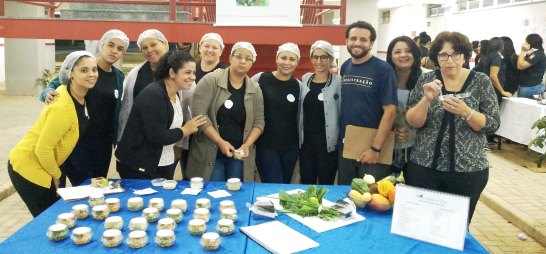 O professor Rafael Devilson entre os alunos que criaram a empresa de 